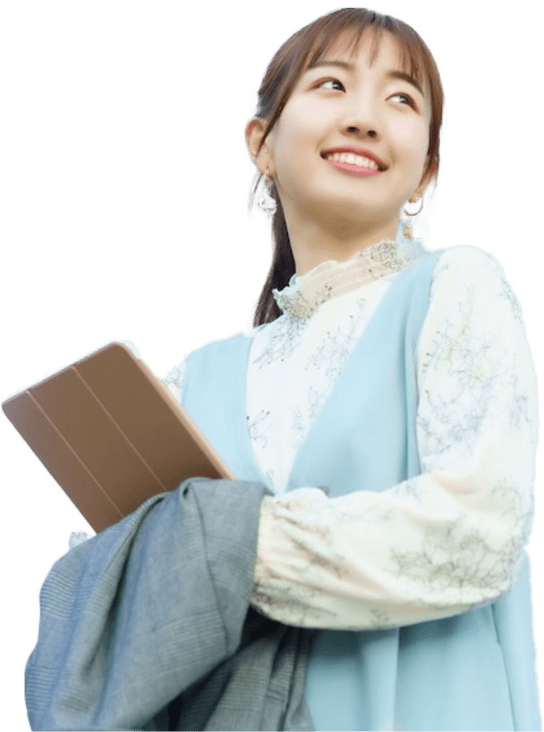 タブレットとジャケットを持ち笑顔で上を見上げる若い女性