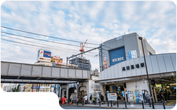 高田馬場駅の駅舎と駅前の様子が写された写真で、右側に「BIG BOX」の建物が見える