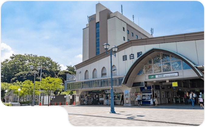 JR目白駅の正面入口を写した晴天の駅前広場の風景
