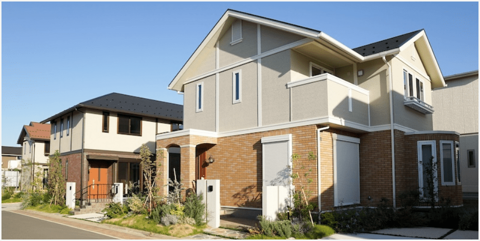 落ち着いた色合いとレンガ調の外壁が特徴的な新築の戸建住宅が並ぶ街並み